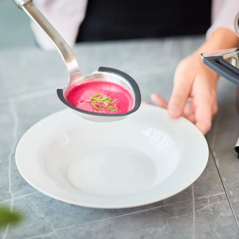 Cuchara de acero inoxidable con bordes de silicona para servir Rösle
