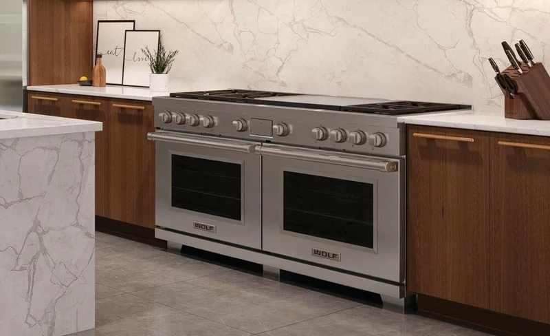 Cocina Mixta de 6 fuegos con plancha doble con mandos en rojo