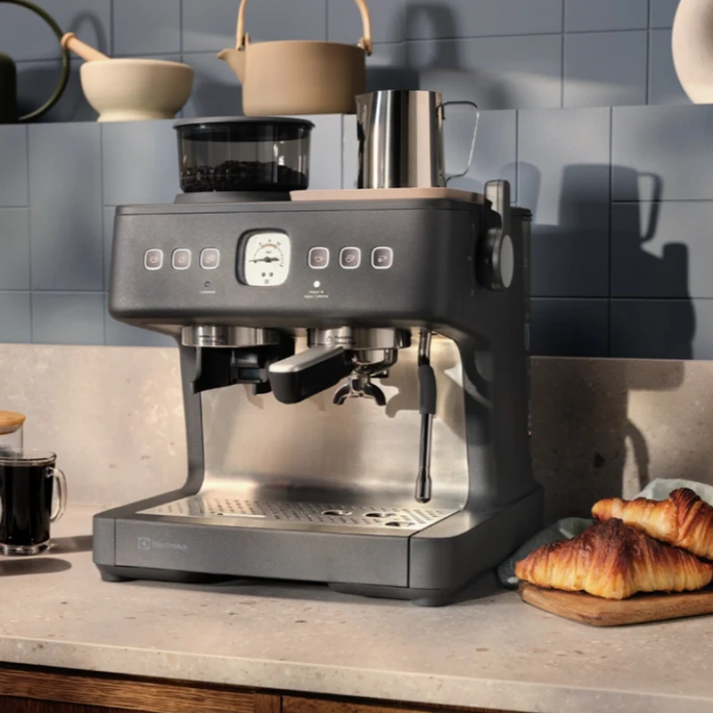 Cafetera Espresso Barista 3L Molinillo 2200W ECM90 Electrolux